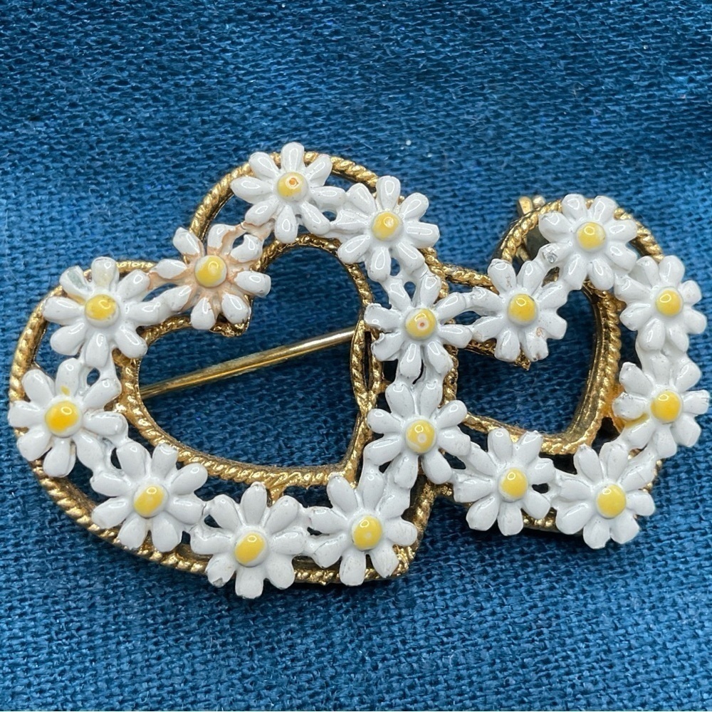 Vintage 1950s Daisy linked heart brooch pin white